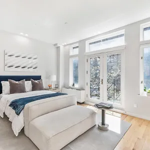 Maison Bella - Modern Studio W Charming Juliet Balcony , New York United States