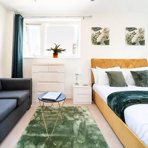 Greenwich Station Suite: Luxury 2-bed With Playstation , London United Kingdom
