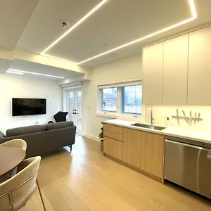 Modern Close To The With Parking , Toronto Canada